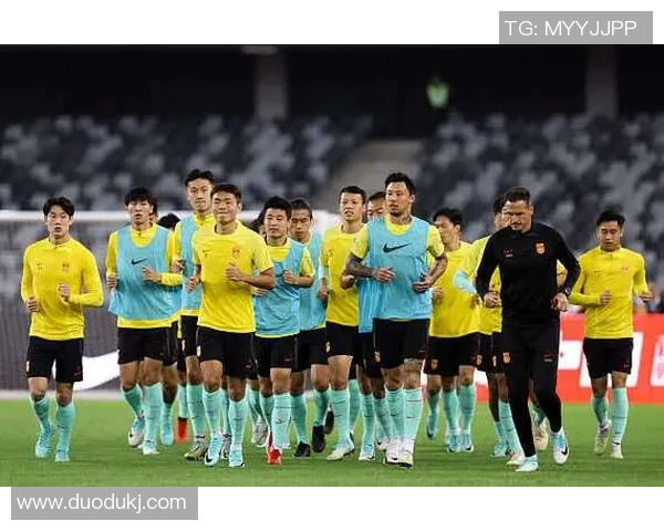 足协主席宋凯雨雨中观摩国足训练球队今日启程前往印尼备战友谊赛